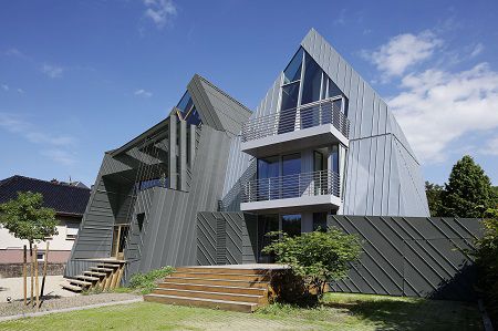 Un cabinet d'architectes en zinc-titane  s'intgre dans un paysage architectural hors du commun