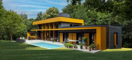 Façade en ardoise et bardage coloré : une écriture contemporaine en maison individuelle Façade en ardoise et bardage coloré : une écriture contemporaine en maison individuelle