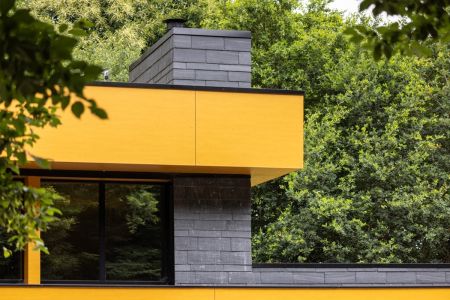 Façade en ardoise et bardage coloré : une écriture contemporaine en maison individuelle Façade en ardoise et bardage coloré : une écriture contemporaine en maison individuelle