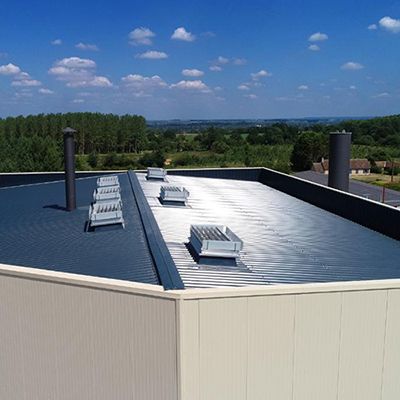 Panneau sandwich de toiture acoustique JI Vulcasteel Roof Alpha par JORIS IDE