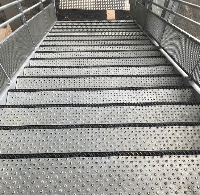 Marches d'escalier - Prtes  tre installes