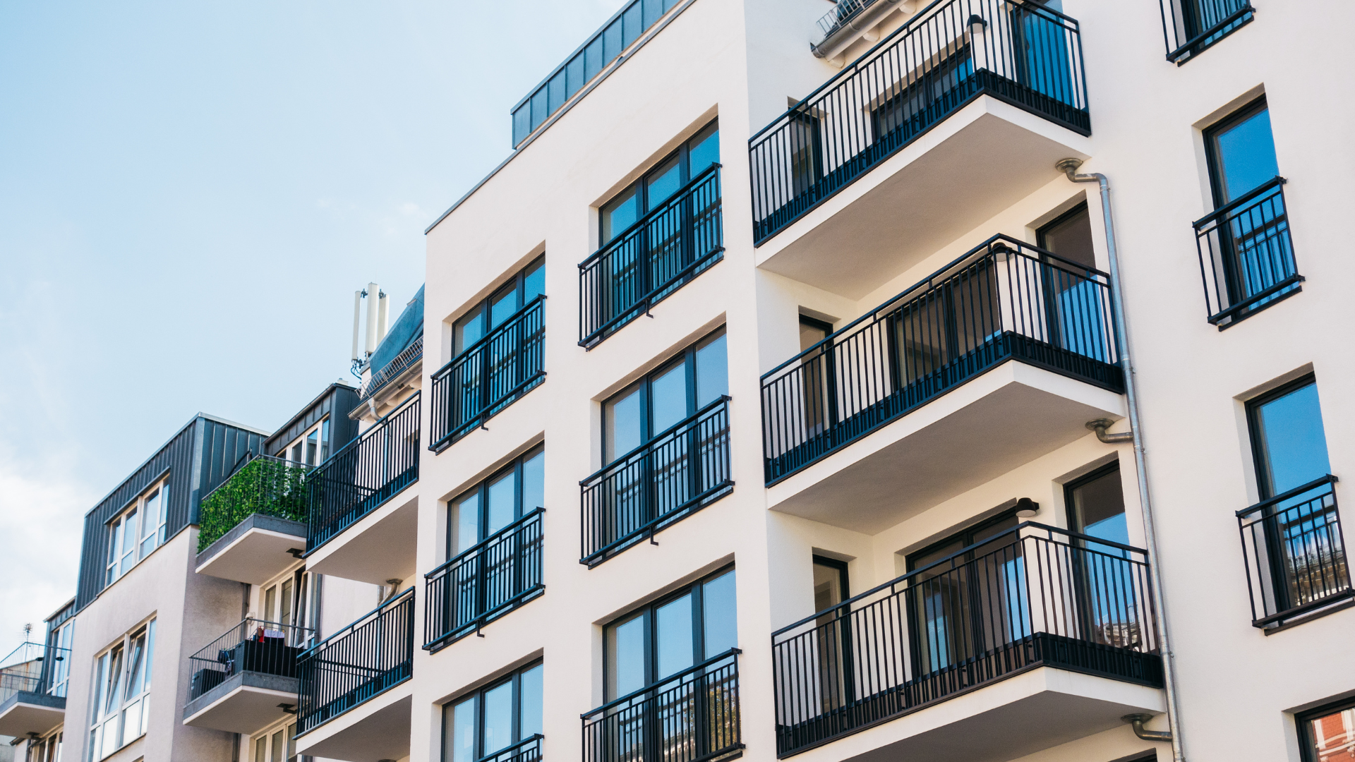 Installer ou remplacer les ouvertures en copropriété : les systèmes et prix des fenêtres