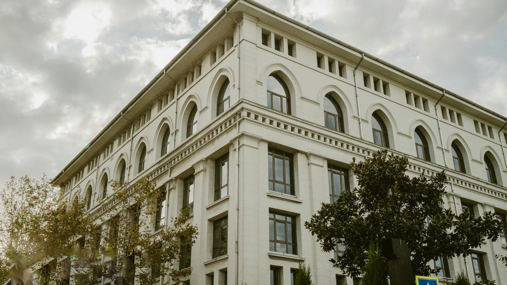 Agrandir une fenêtre en immeuble : comment faire et à quel prix