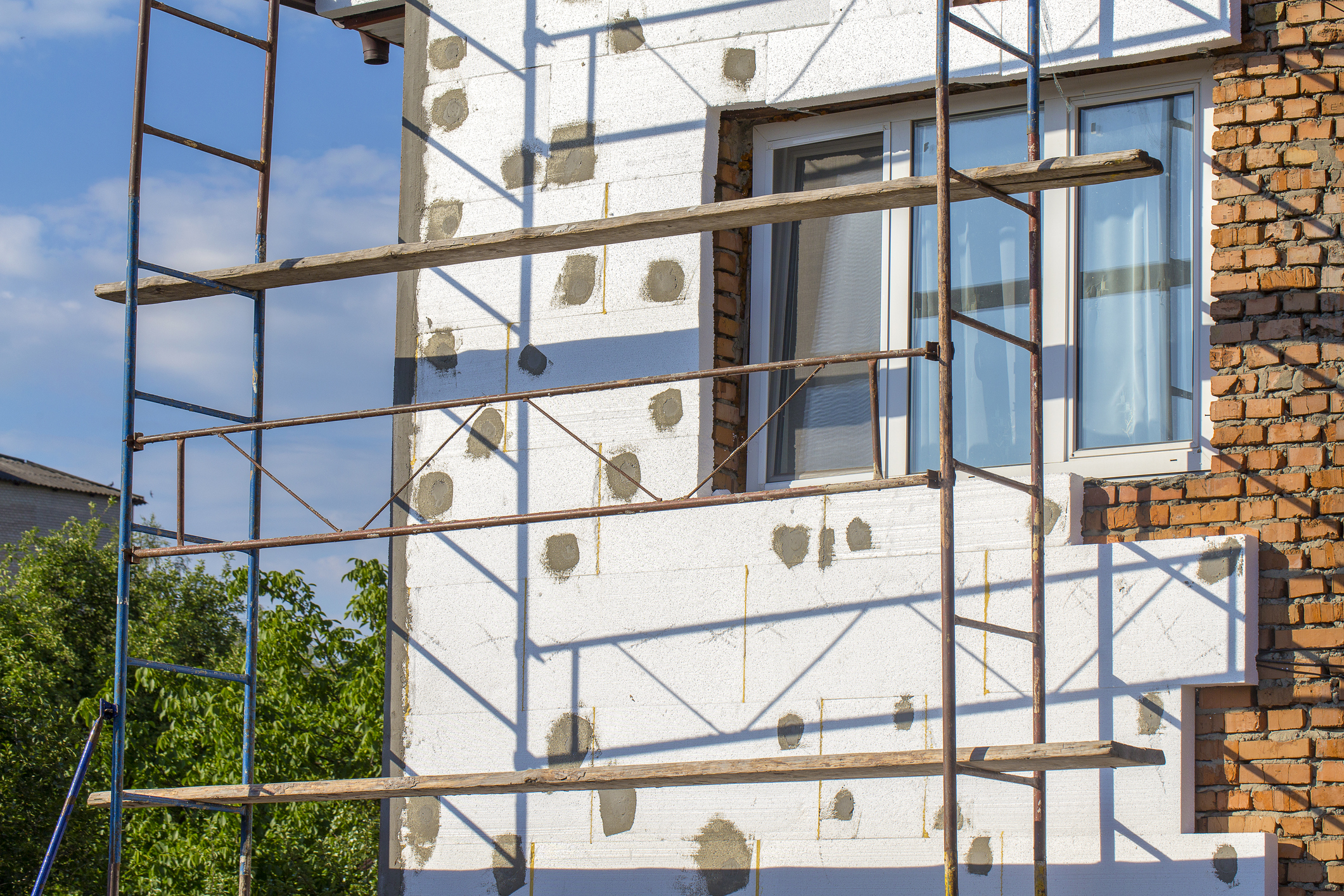 Isolation thermique par l'extérieur et droit de surplomb : tout ce qu'il faut savoir