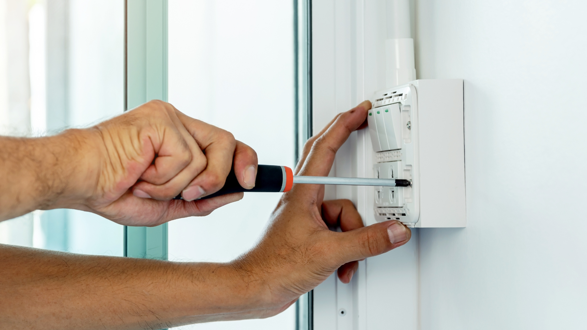 Conformité réglementaire en électricité : les enjeux dans les parties communes et l'importance de respecter l'UTE C15100