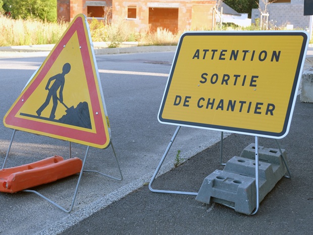 Stationnement chantier en zone urbaine : obtenir des autorisations et éviter les PV