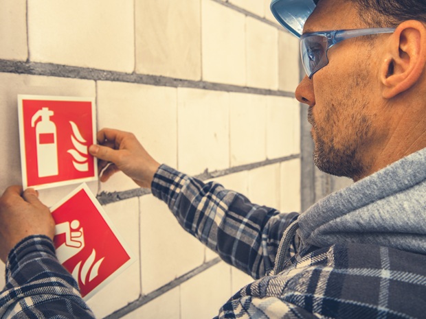 Réglementation incendie dans les bâtiments ERP ou logements collectifs : obligations pour les artisans installateurs