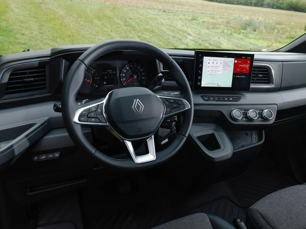 La planche de bord du Trafic offre un environnement moderne comprenant de nombreux espaces de rangement La planche de bord du Trafic offre un environnement moderne comprenant de nombreux espaces de rangement