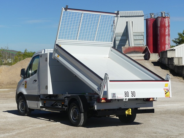 La benne JPM en aluminium permet de compenser le poids des batteries par rapport à une benne classique en acier La benne JPM en aluminium permet de compenser le poids des batteries par rapport à une benne classique en acier