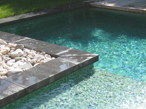 RouviÃ¨re Collection propose des fabrications sur mesure de margelles de piscine et dallages