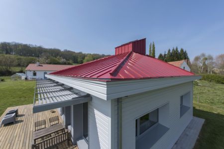 Le zinc-titane RHEINZINK artCOLOR rouge brique pour habiller une toiture aux couleurs locales
