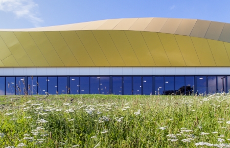 Une vture dore en ALUCOBOND pour coiffer le Grand complexe sportif de Bellegrave  Pessac