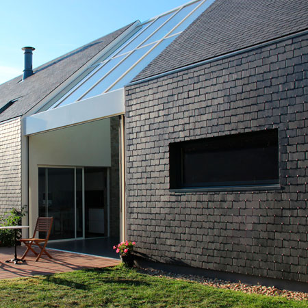 Maison bioclimatique avec couverture et faade en ardoise naturelle en Bretagne