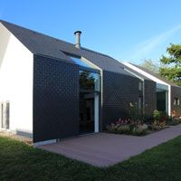 Maison bioclimatique avec couverture et faade en ardoise naturelle en Bretagne