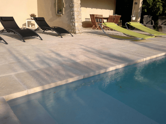 Margelle de piscine en béton - NOIRE - ROUVIERE