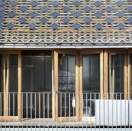 Une maison bioclimatique avec la toiture en ardoise