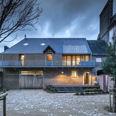 Une maison bioclimatique avec la toiture en ardoise