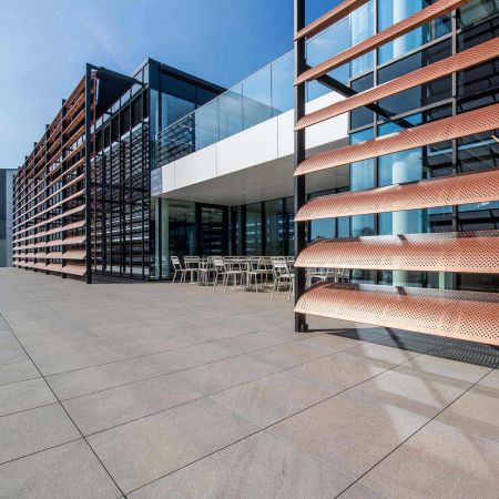 Une protection solaire intelligente pour les immeubles de bureaux éco-énergétiques de DCM