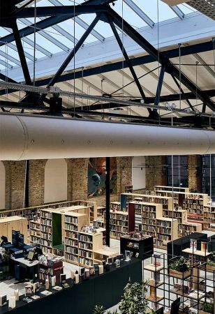 Bibliothèque de Nørrebro, une verrière intègre le paysage urbain dans une bibliothèque