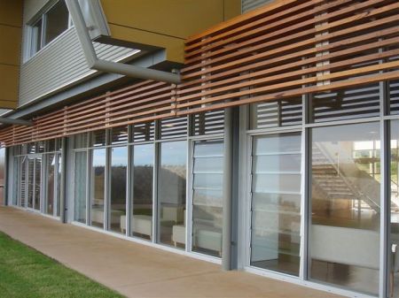 Kingspan Coltlite, la ventelle esthétique de façade pour la ventilation et le désenfumage