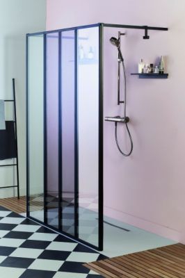 Dans un style atelier vintage, les parois Nouvelle Vague subliment l'espace de douche 