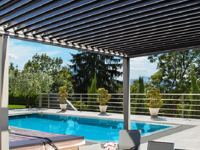 ContrÃ´lez l'ensoleillement de votre terrasse avec les pergolas bioclimatiques BinÃ´me