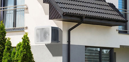Avec OUTSTEEL, la PAC ou la climatisation s’intègre parfaitement dans le paysage extérieur de la maison