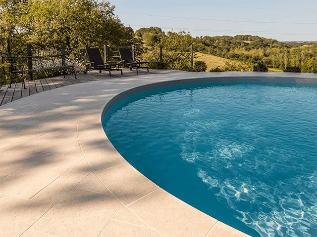 La pierre naturelle : le choix parfait pour sublimer votre piscine et votre terrasse
