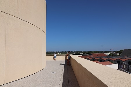 Toits-terrasses de la tour sculpturale du campus du Parc des Ateliers, LUMA Arles.