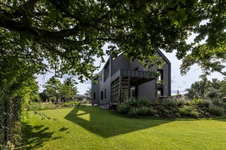 Une maison prive transforme par l'audace de l'ardoise en faade