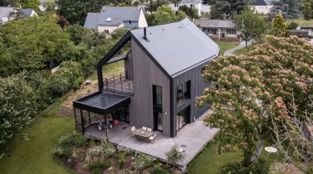 Une maison prive transforme par l'audace de l'ardoise en faade