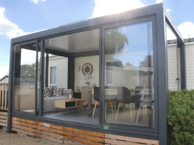 Transformez votre terrasse avec un carport : un nouvel espace Ã  vivre entre piscine et jardin