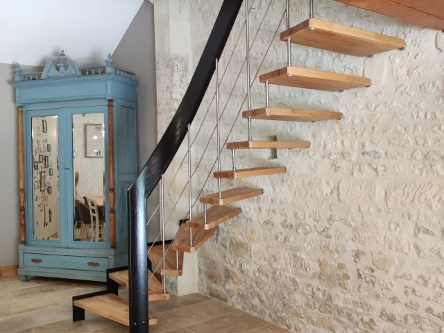 FabriquÃ© sur mesure, un escalier en bois massif transforme votre maison et la rend exceptionnelle  