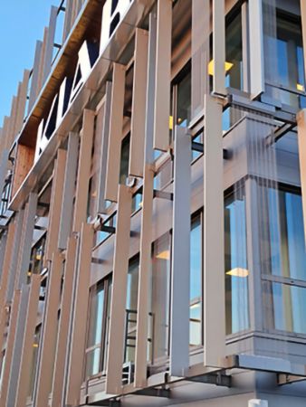 De nouveaux brise-soleil équipent le Kiabi Village de Lezennes