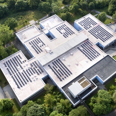 Rénovation des toitures-terrasses acier : intégrez le photovoltaïque en toute sécurité 