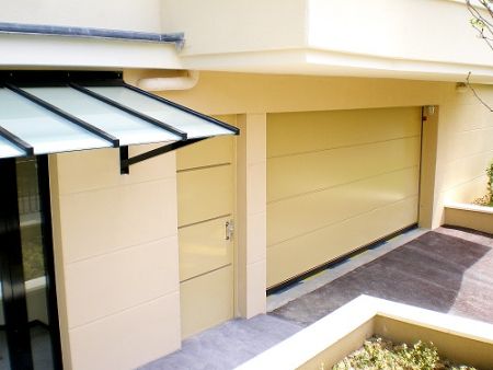 Porte basculante automatique sur mesure fabriquée en France