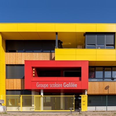 Rénovation du groupe scolaire Galilée : des panneaux HPL robustes et biosourcés pensés pour durer