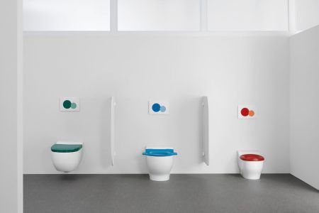 Espace sanitaire pensé pour les enfants, idéal pour les ERP