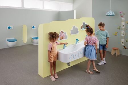 Espace sanitaire pensé pour les enfants, idéal pour les ERP