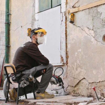 Stabilisation d'un immeuble fissuré par renforcement des fondations sans démolition