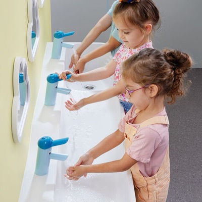 Espace sanitaire pensé pour les enfants, idéal pour les ERP