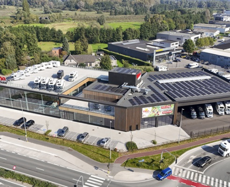 Un showroom éco-conçu avec parking sur le toit pour camping-cars à Lokeren