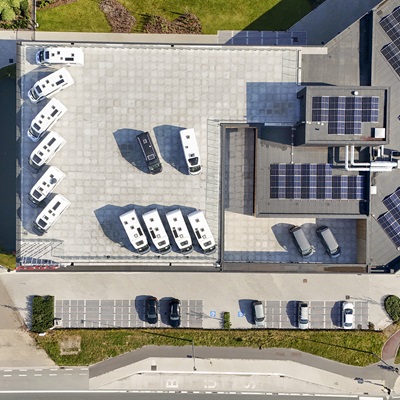 Un showroom éco-conçu avec parking sur le toit pour camping-cars à Lokeren
