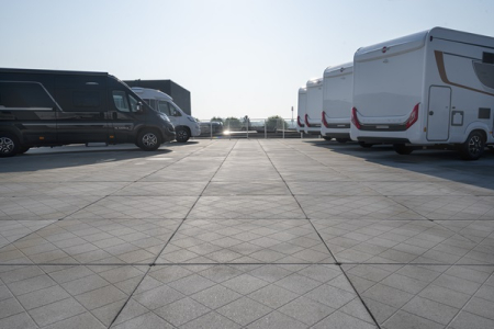 Un showroom éco-conçu avec parking sur le toit pour camping-cars à Lokeren