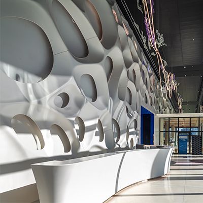 HIMACS transforme un mur en oeuvre d'art Le bâtiment A1 par Eva Jiricná