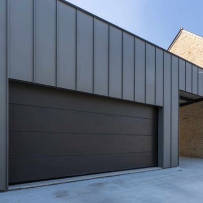 Porte de garage sectionnelle plafond : le choix d'un modèle intemporel