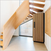 Un escalier sur mesure, alliant élégance et durabilité pour une maison responsable