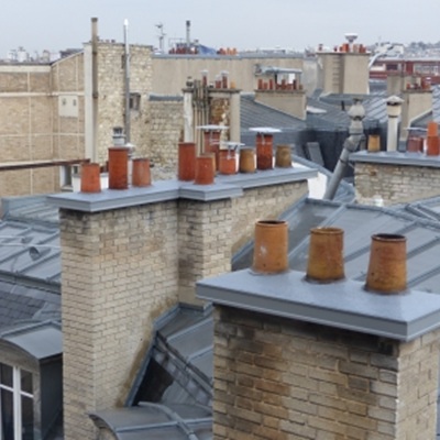 La protection durable et esthétique des couronnements de cheminées en béton