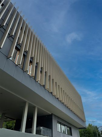 Lames de brise-soleil sur le nouveau bâtiment du Collège International de Noisy-le-Grand