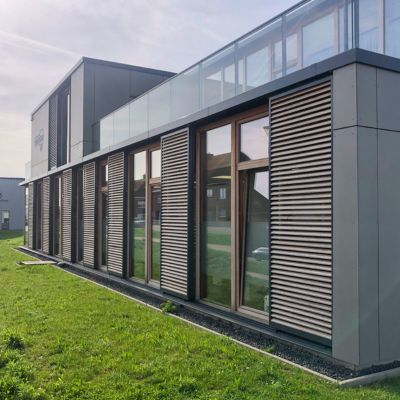 Solutions contre la surchauffe : protection solaire extérieure et rafraîchissement par ventilation